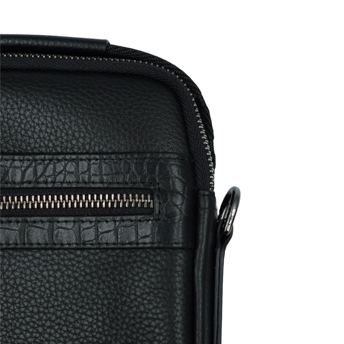 Zwarte leren crossbody tas met een getextureerd ontwerp voor dagelijks gebruik.